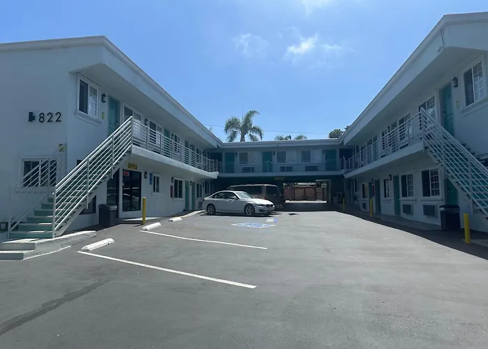 Super 8 By Wyndham Oceanside Downtown