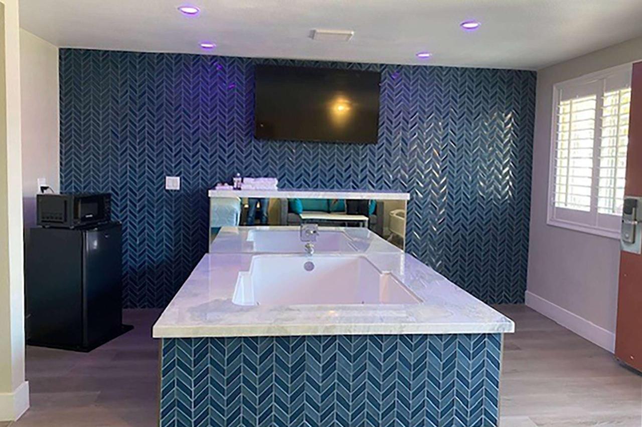 Super 8 By Wyndham Downtown Oceanside