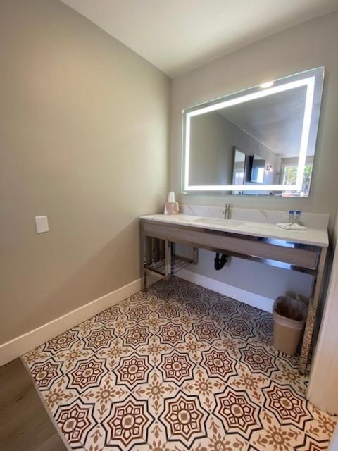 Super 8 By Wyndham Downtown 2* Oceanside