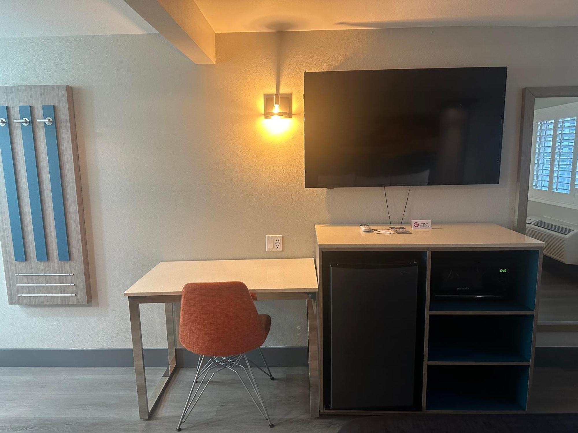 Super 8 By Wyndham Downtown