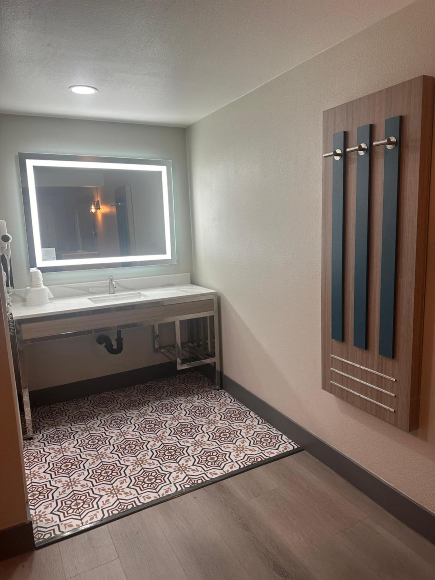 Super 8 By Wyndham Downtown 2* Oceanside