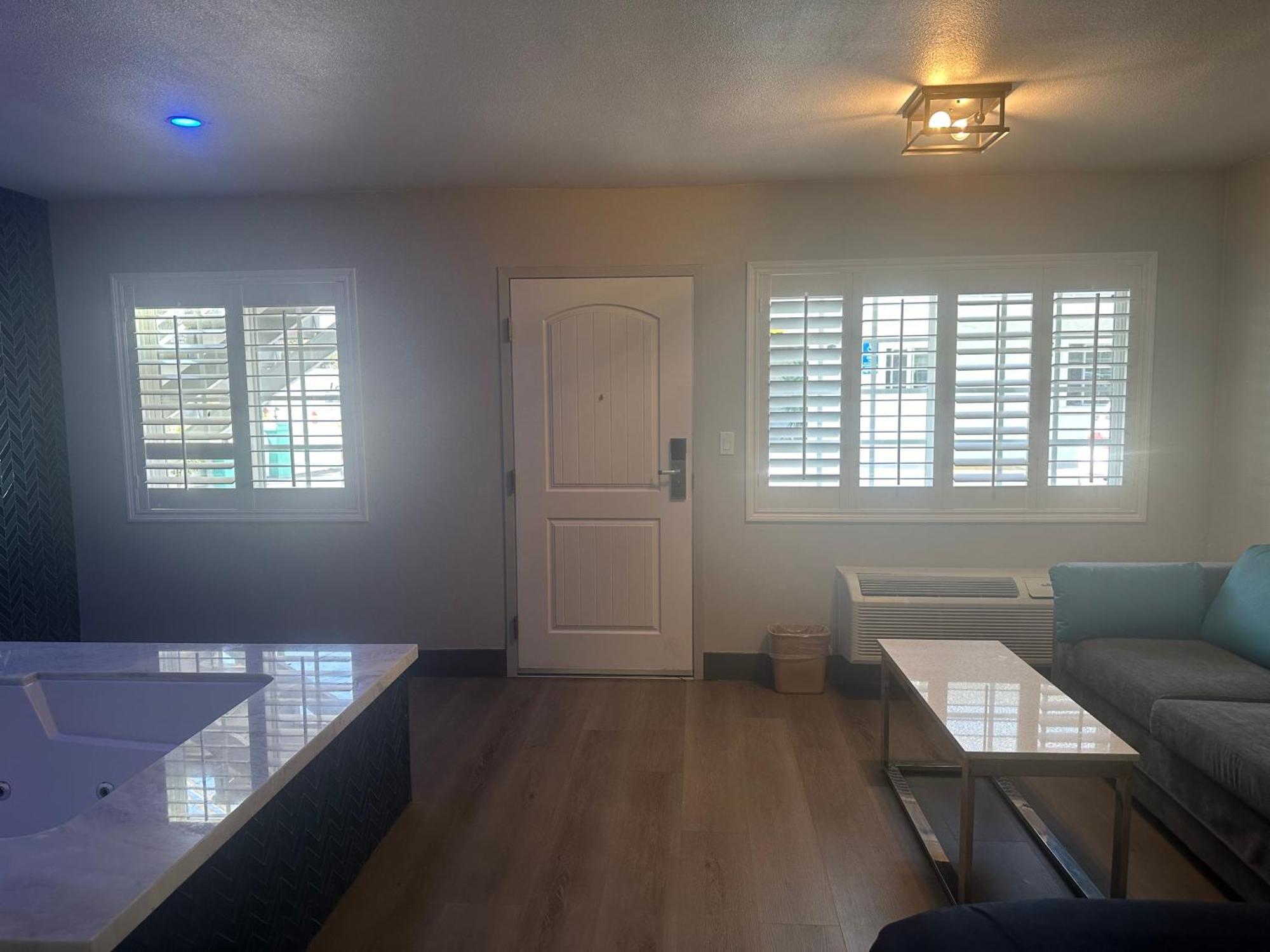 Hotel Super 8 By Wyndham Downtown Oceanside