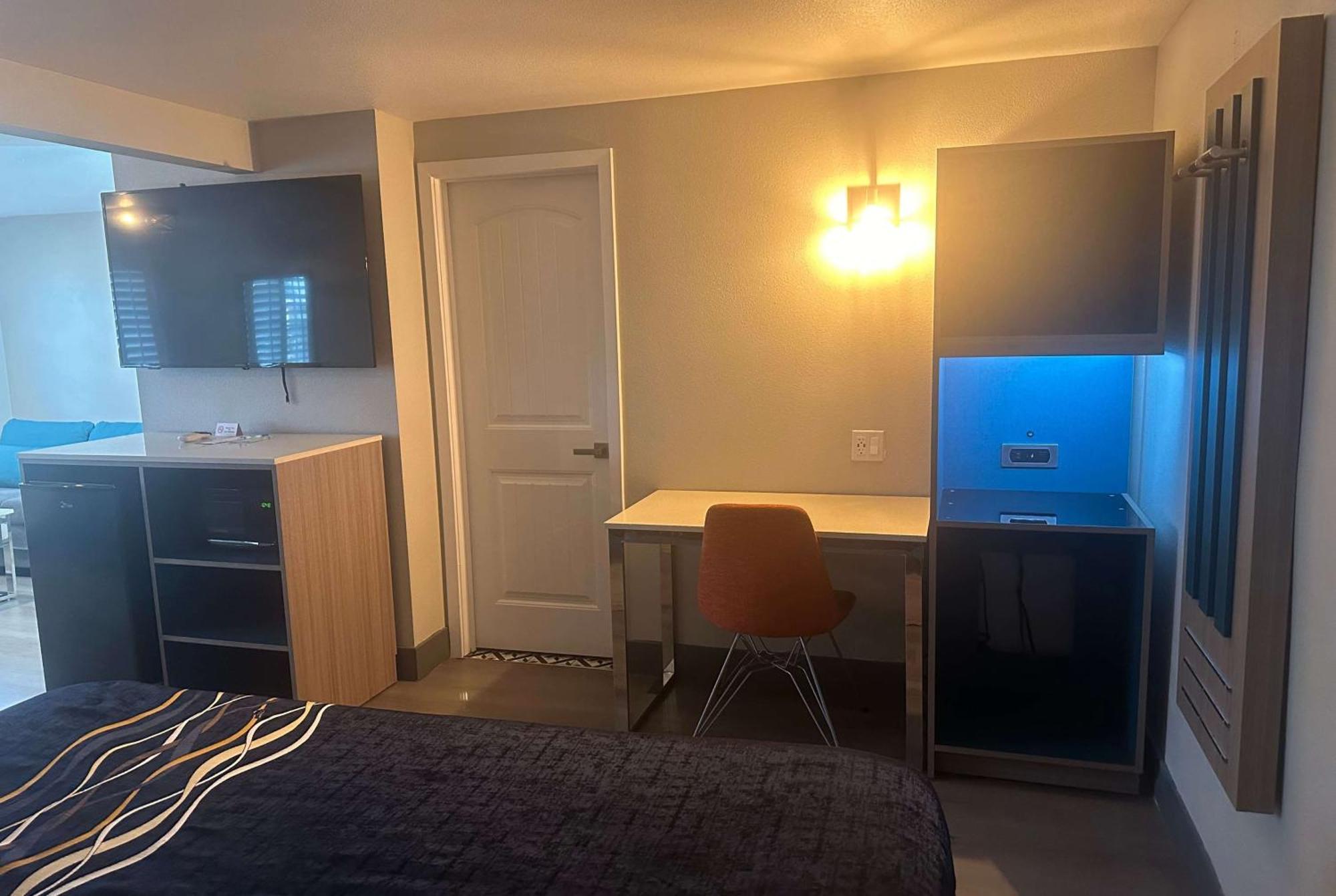 Super 8 By Wyndham Downtown Oceanside