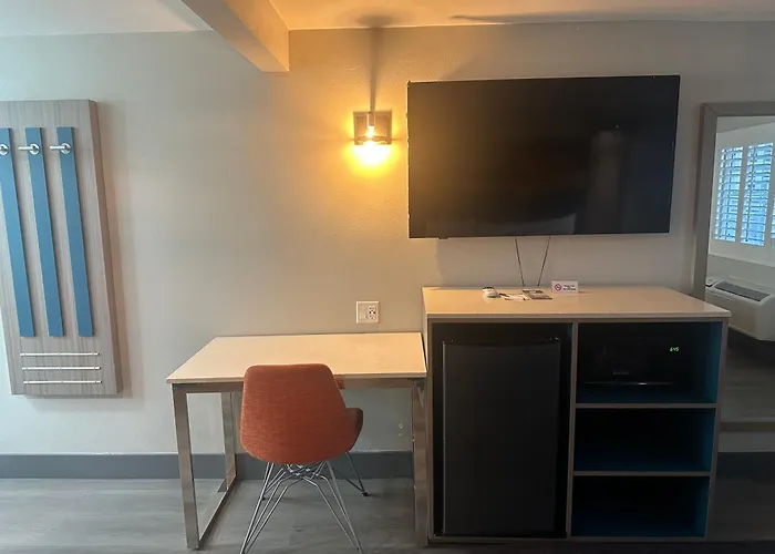 Super 8 By Wyndham Oceanside Downtown