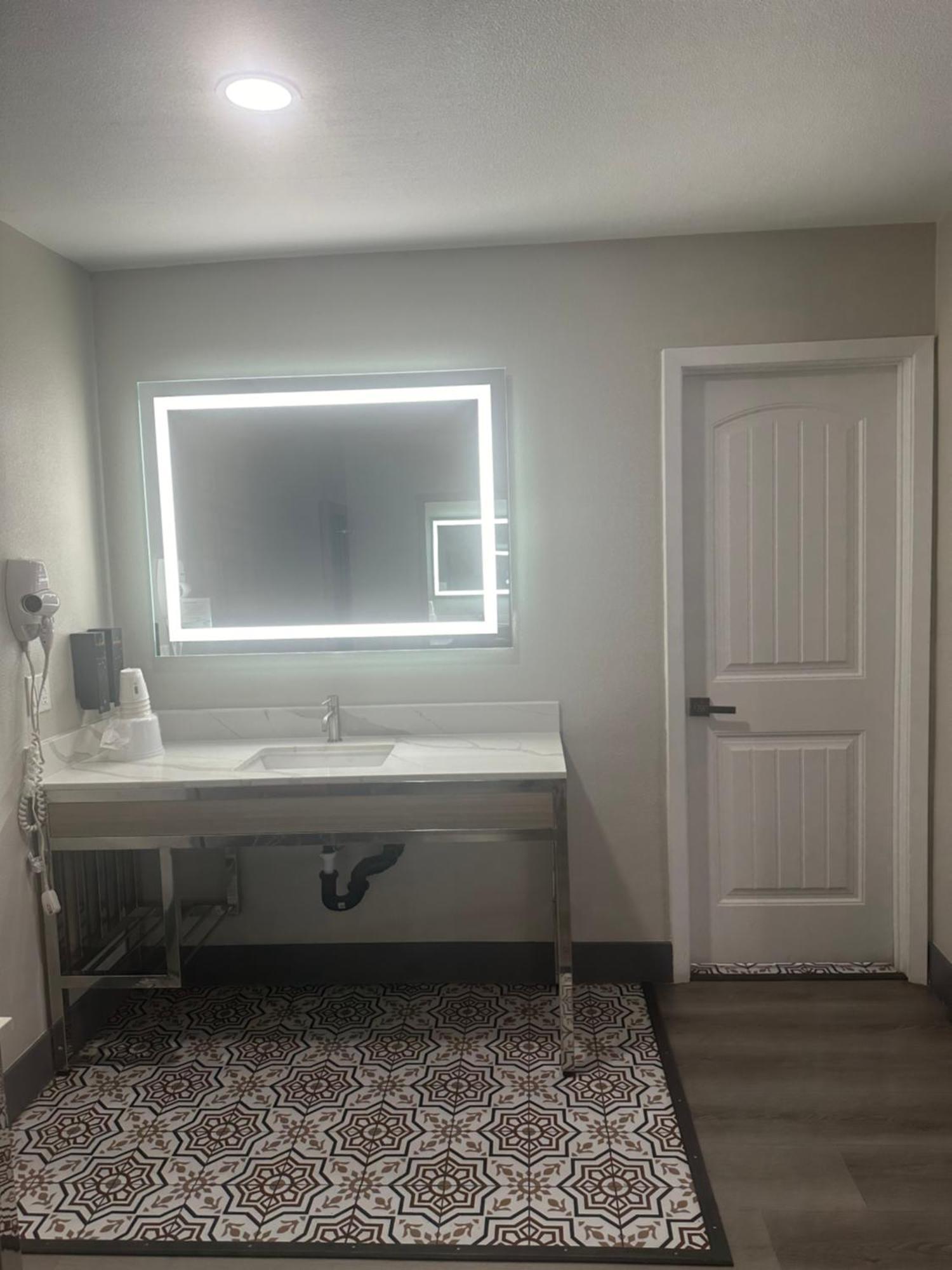 Hotel Super 8 By Wyndham Downtown