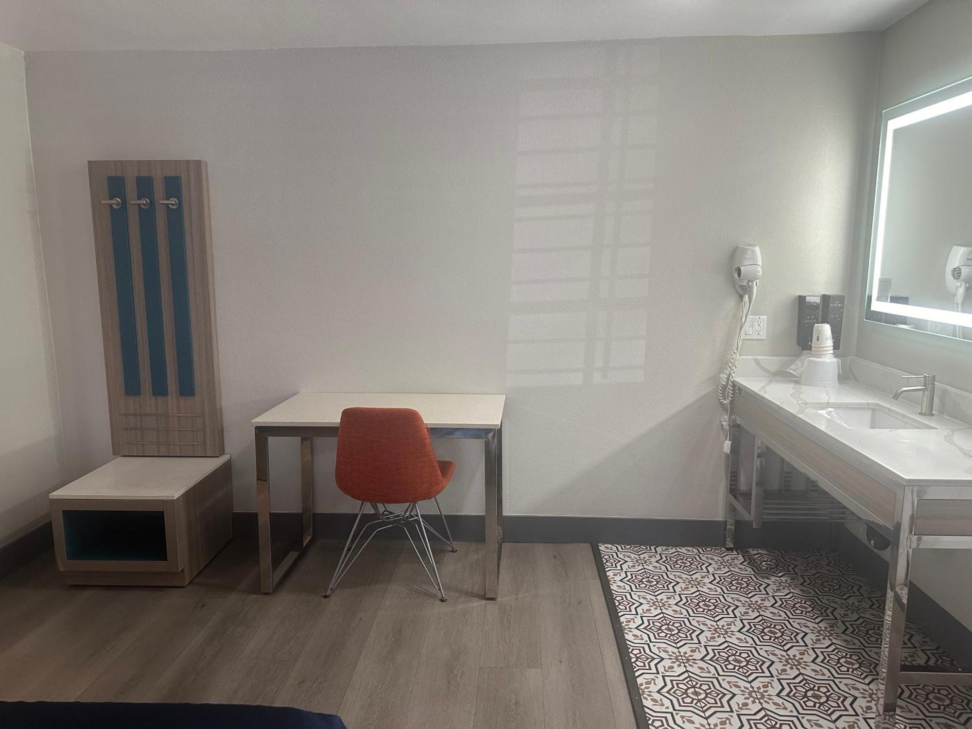 Hotel Super 8 By Wyndham Downtown 2*