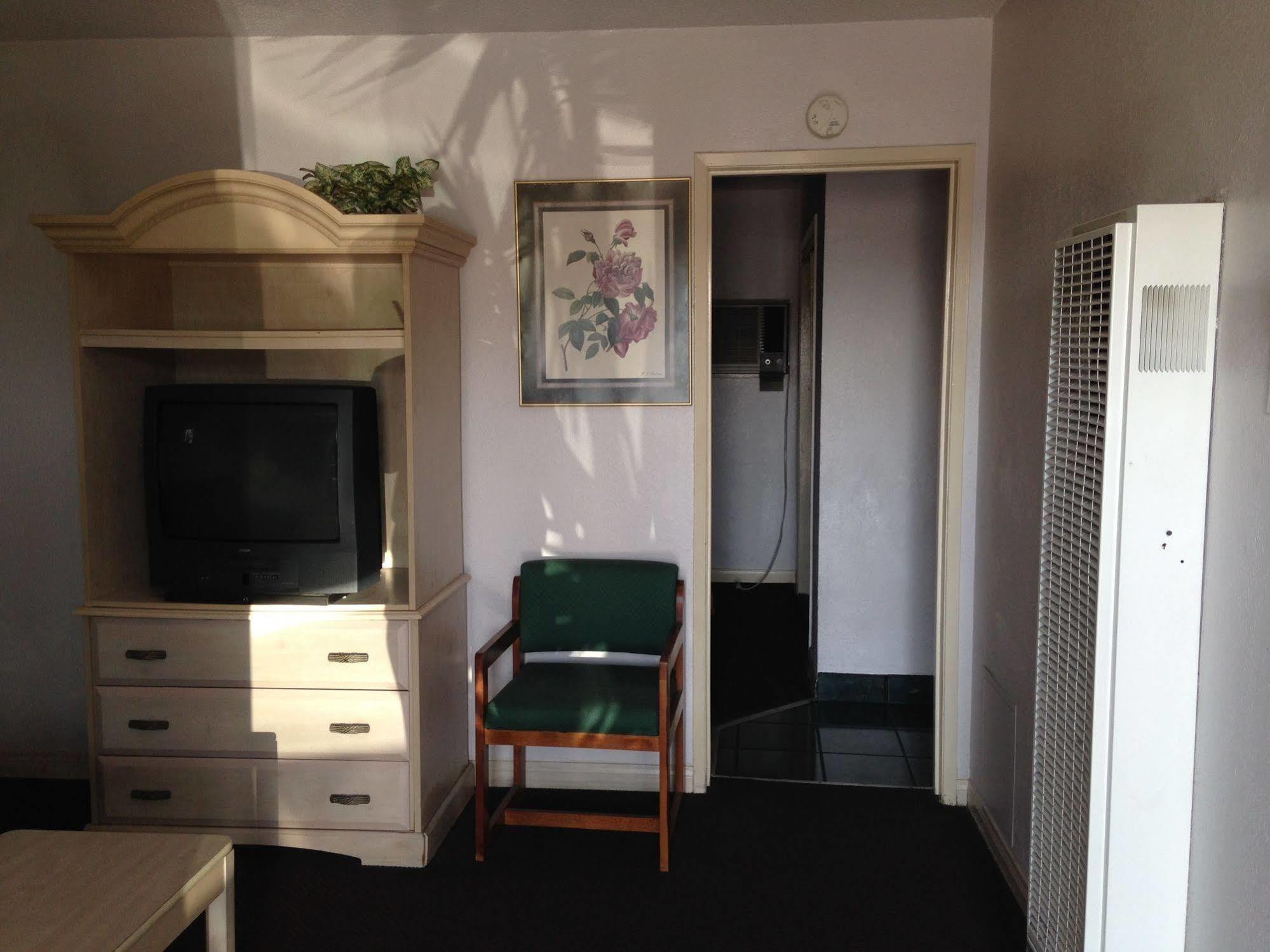 Super 8 By Wyndham Downtown 2*